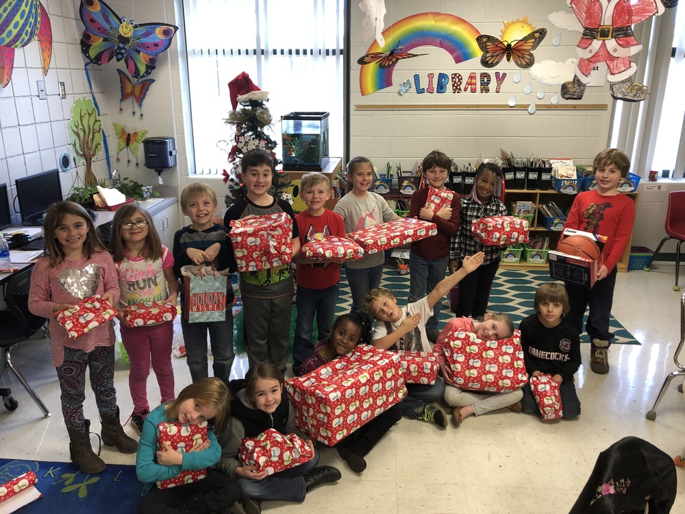 Mrs. Eaves' Second Graders Give Back!